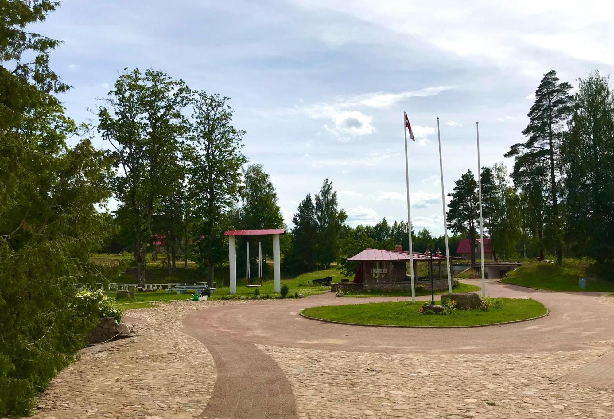 Hotel Pilskalni à Ivande Extérieur photo